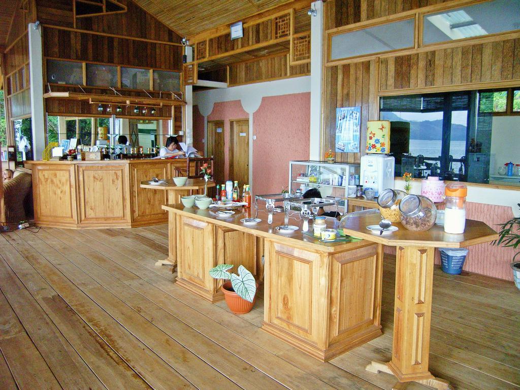 Bunaken Divers Sea Breeze Resort Exteriör bild