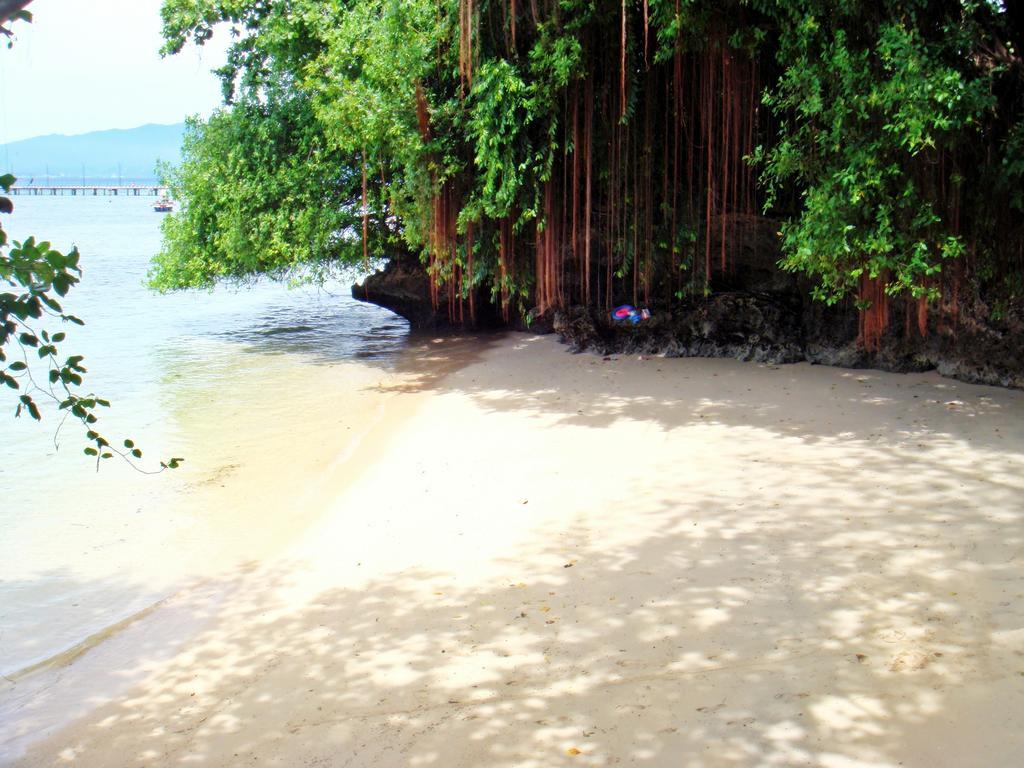 Bunaken Divers Sea Breeze Resort Exteriör bild